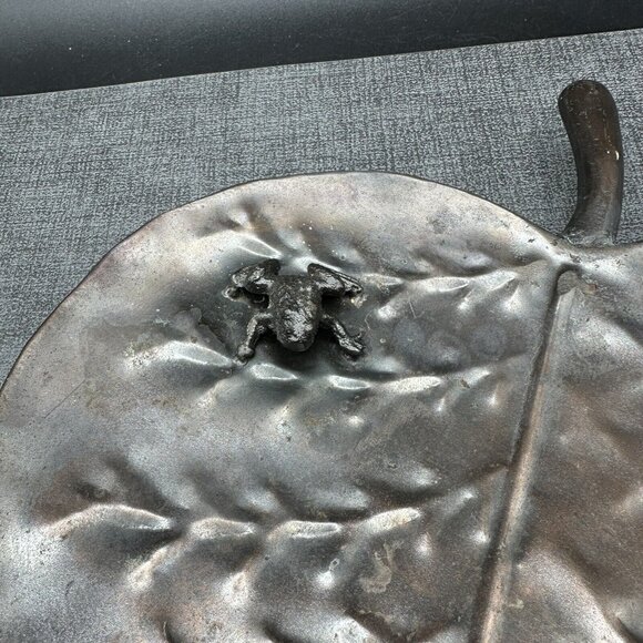 Large Metal Display Tray Lily Pad & Frog Wood Feet Centerpiece 16" Vintage Decor - Picture 8 of 16